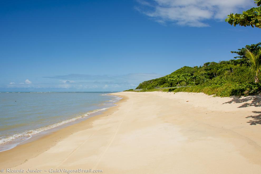 Imagem da bela praia deserta em Trancoso.